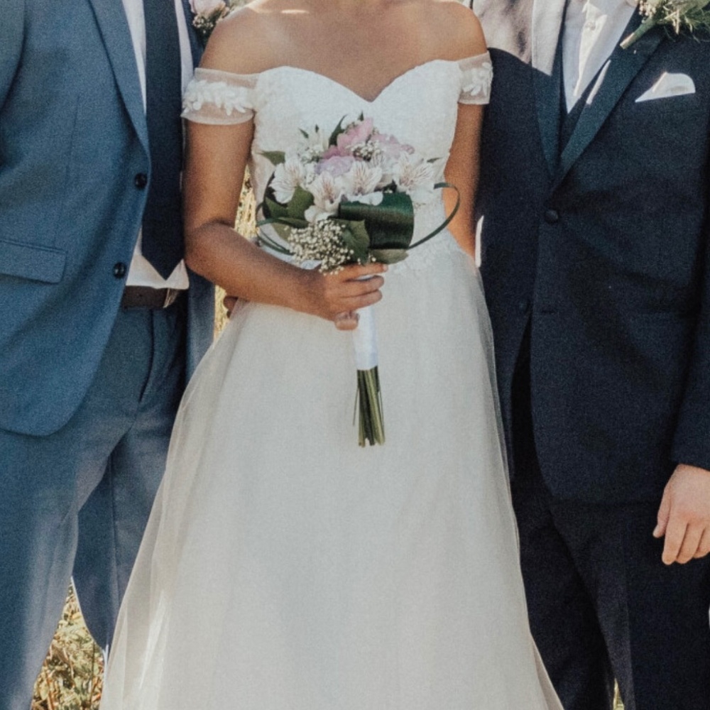 Wedding dress - Picture 2 of 4